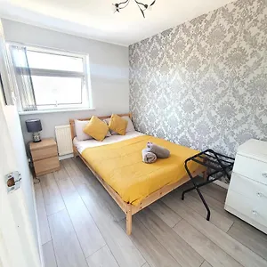 Beautiful Character Home, Parking Garden Wifi Self Check-in Holiday home