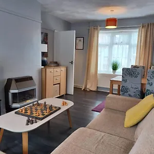 Poynters House: Spacious 2-bedroom Group In Luton Holiday home