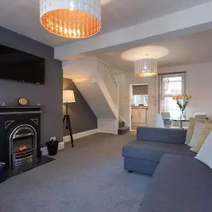 Hastings House - Modern 2 Bedroom House In & Near Airport Holiday home